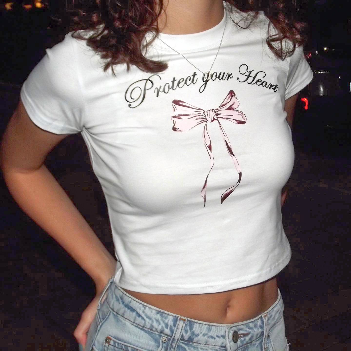 Damen Crop-Top mit kreativem Schleifenmotiv und inspirierendem Schriftzug R&B