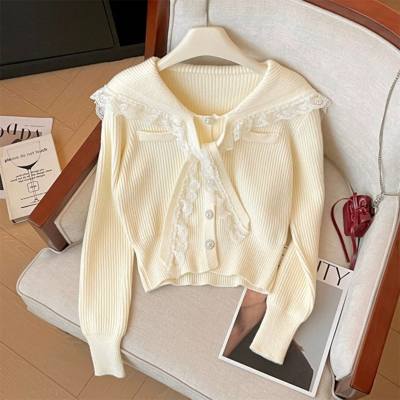 Damen Strickjacke mit Rüschen-Halsband und dekorativen Knöpfen R&B