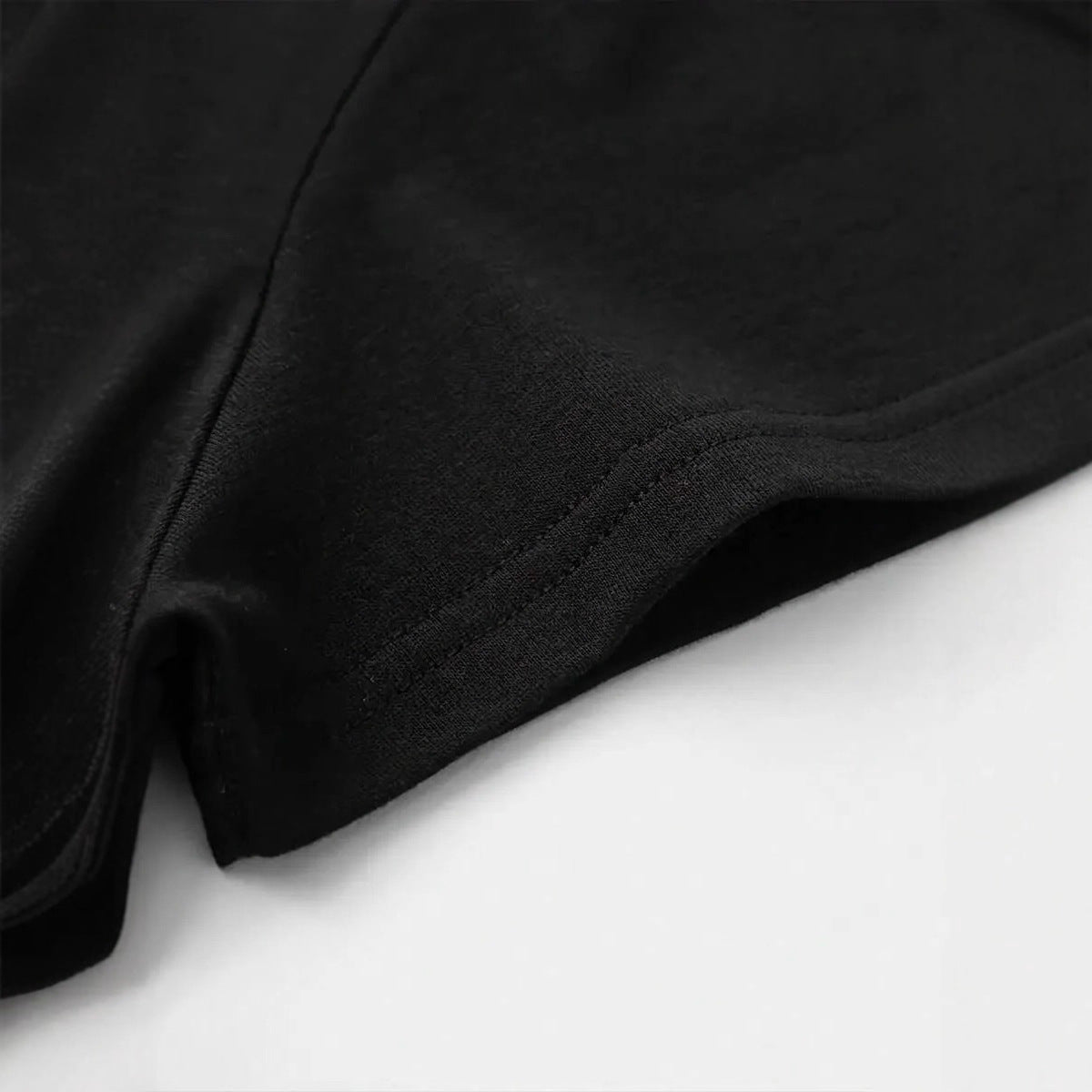 Damen T-Shirt mit kreativem Schriftzug und eleganten Perlenakzenten R&B