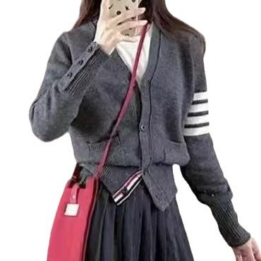 Damen Strickjacke mit hohen Taschen und grafischen Akzenten R&B
