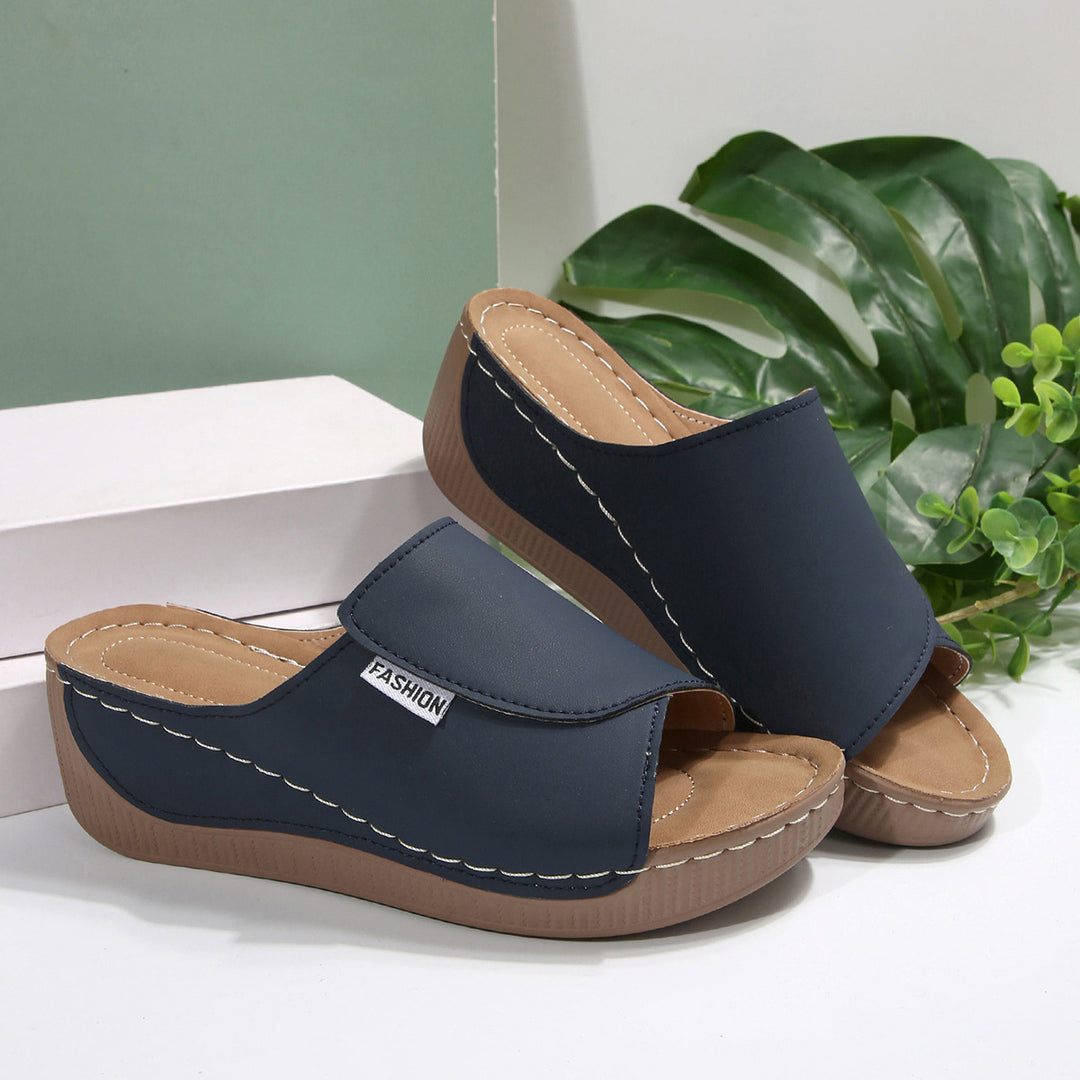 Damen Wedge-Pantoletten mit hochgezogenem Riemen und komfortablem Fußbett R&B