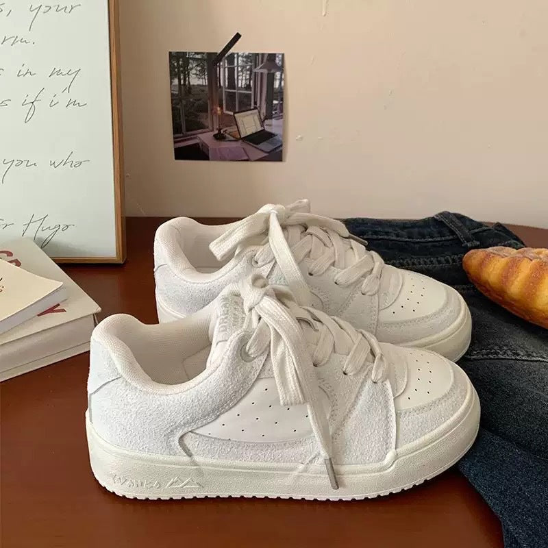 Damen Sneakers im modernen minimalistischen Design mit atmungsaktiven Oberflächen und gepolsterter Innensohle R&B
