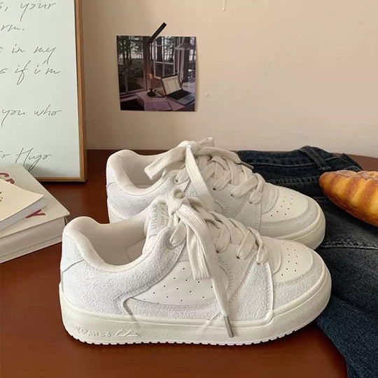 Damen Sneakers im modernen minimalistischen Design mit atmungsaktiven Oberflächen und gepolsterter Innensohle R&B