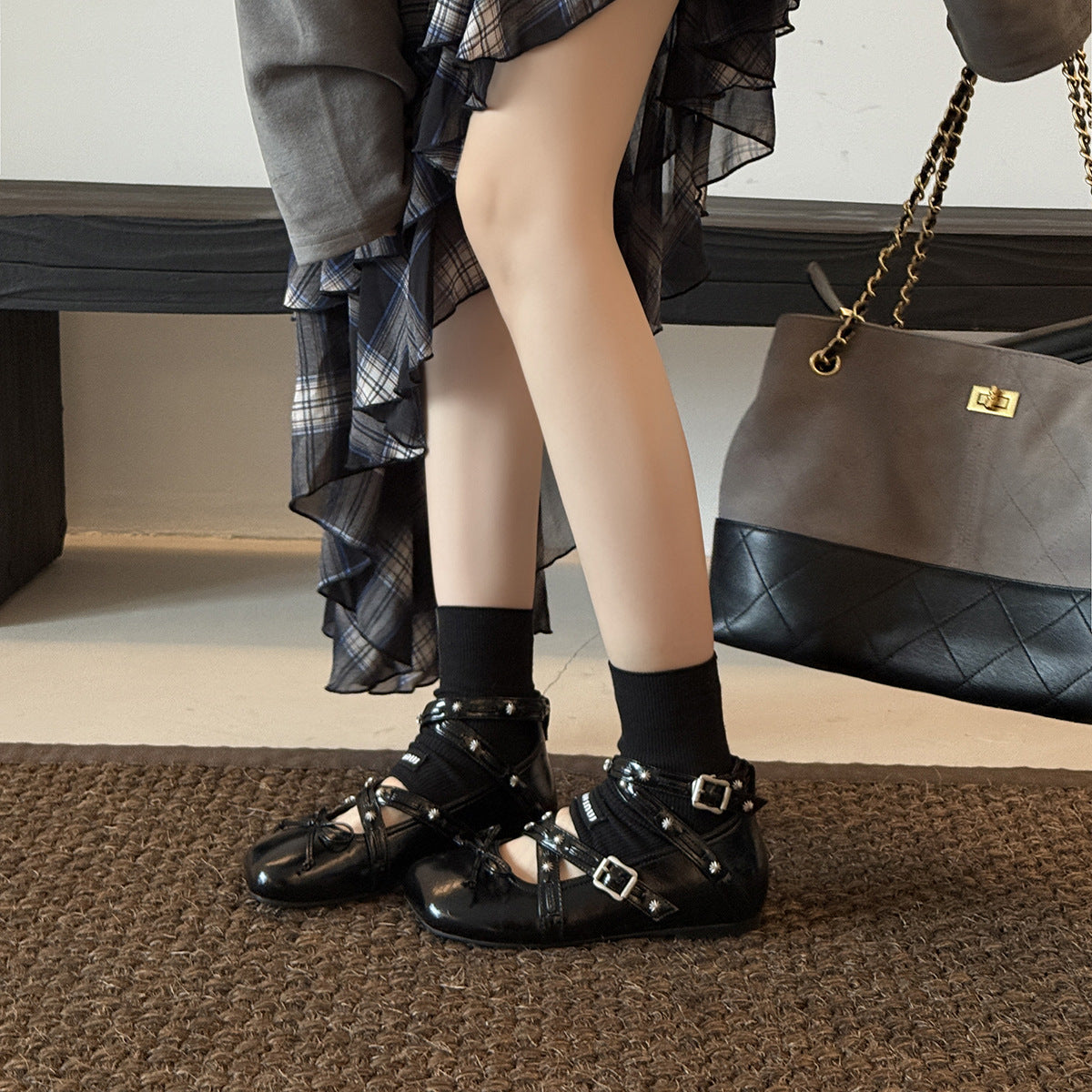 Damen elegante Ballerinas mit modischem Riemchen und dekorativen Blumen-Details R&B