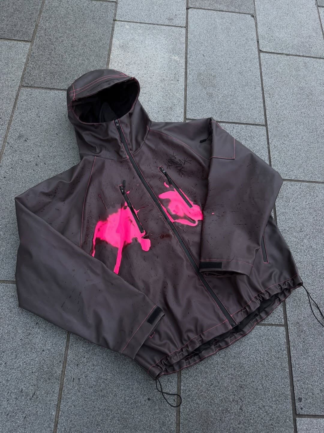 Damen nan wasserdichte Kapuzenjacke mit Spritzdruck-Design, vertikalen Reißverschlusstaschen und verstellbarem Saum R&B