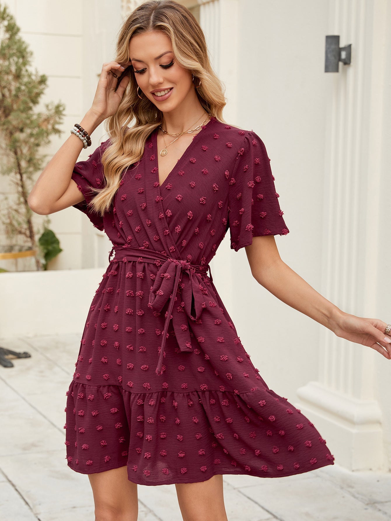 Damen Wickelkleid mit raffinierten Rüschendetails und floralem Relief R&B