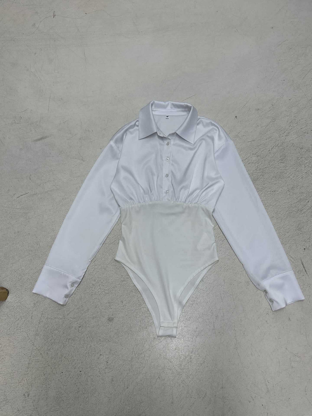 Damen eleganter Bodysuit mit feinem Kragen und Knopfdetails R&B