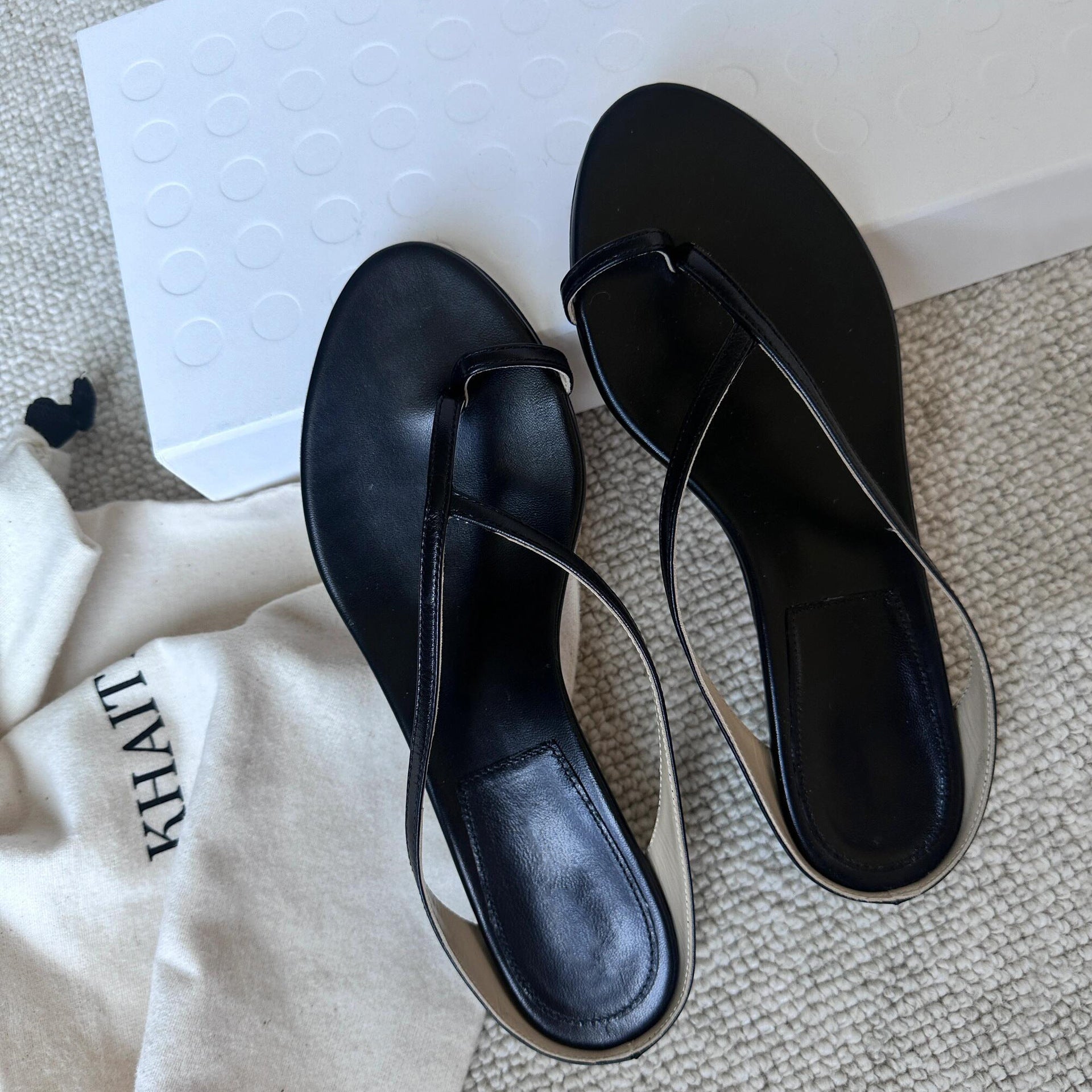 Damen Slipper mit elegantem Zehenstegdesign und praktischem Niedrigabsatz R&B