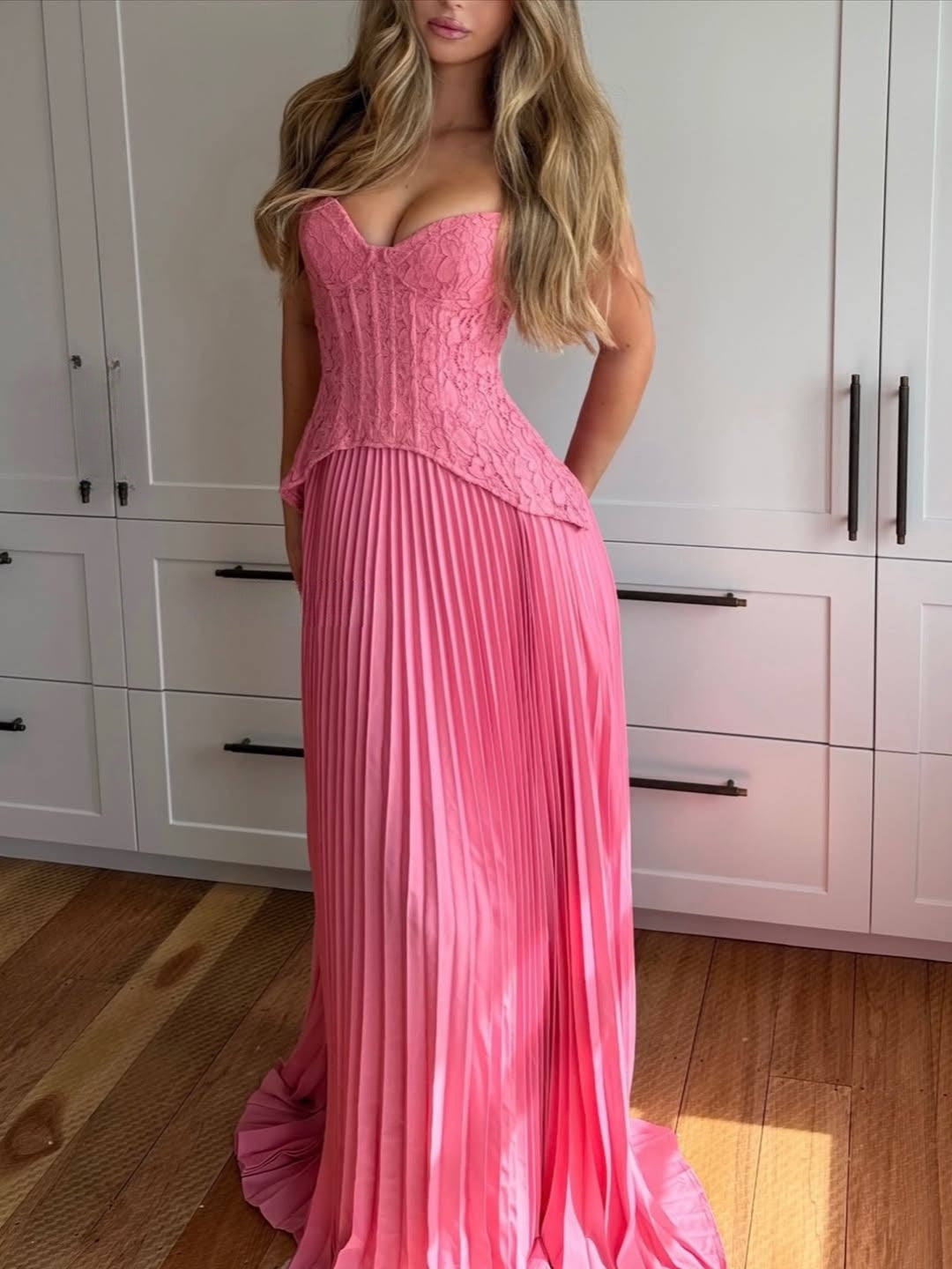 Damen nan Neckholder-Korsettkleid mit Spitzen-Corsage und fließendem Plisseerock R&B