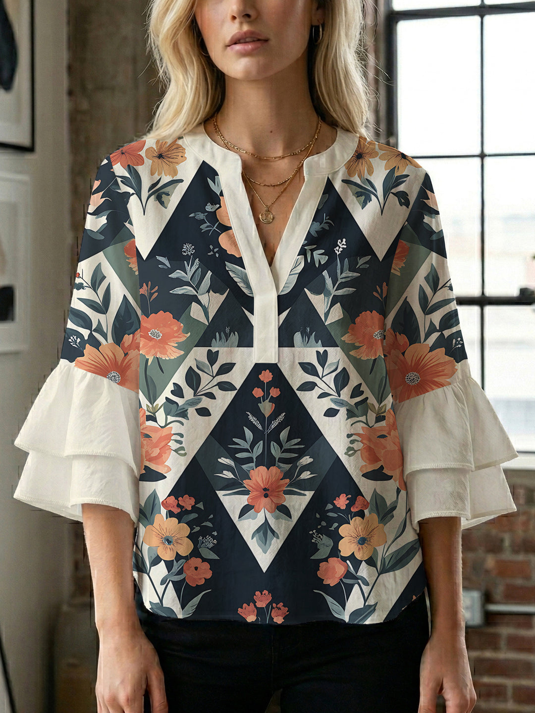 Damen Bluse mit voluminösen Rüschenärmeln und modernem Motiv R&B