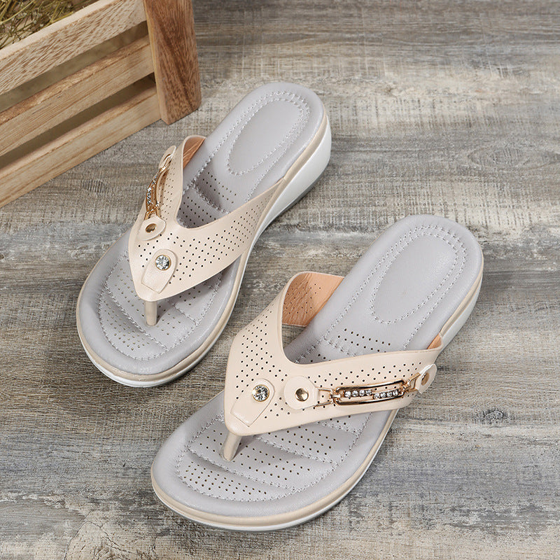 Damen modische Zehentrenner-Sandalen mit gepolstertem Fußbett und dekorativen Nieten R&B