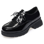 Damen Schnürschuhe im glänzenden Look