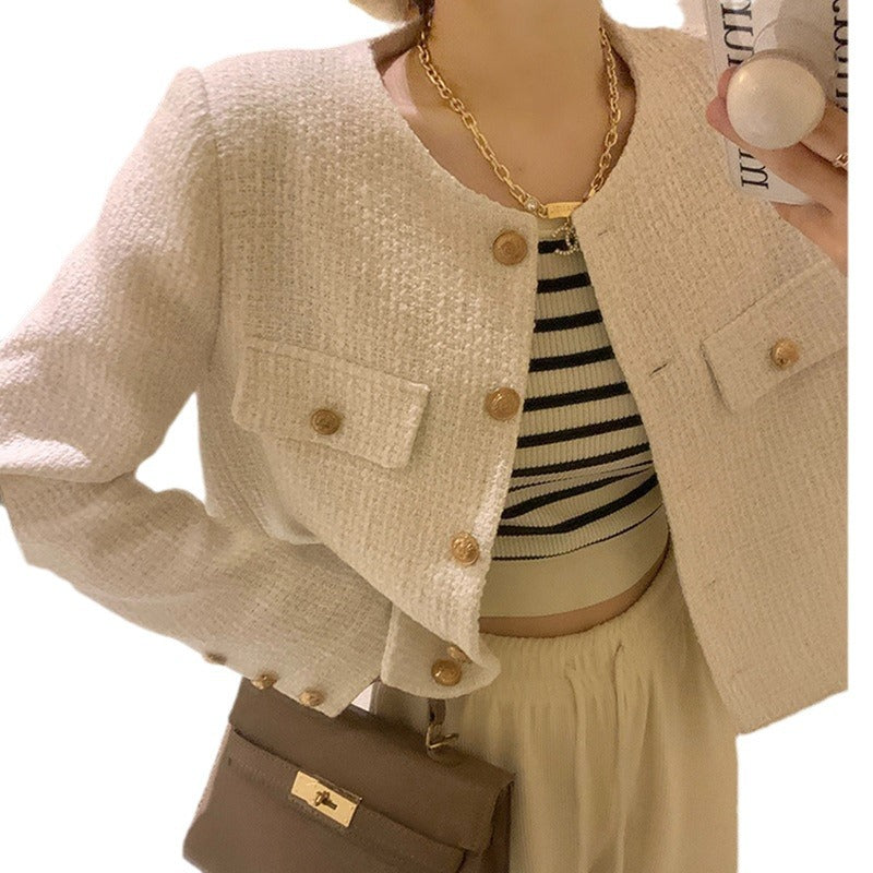 Damen Kurzblazer mit eleganten goldenen Knöpfen und modernem Schnitt