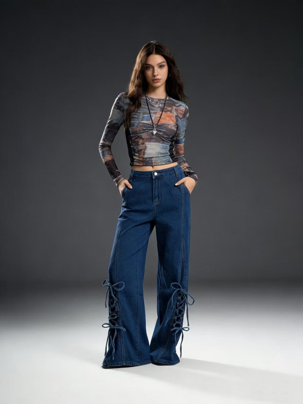 Damen Schlagjeans mit trendigem Schnürdetail und weitem Bein
