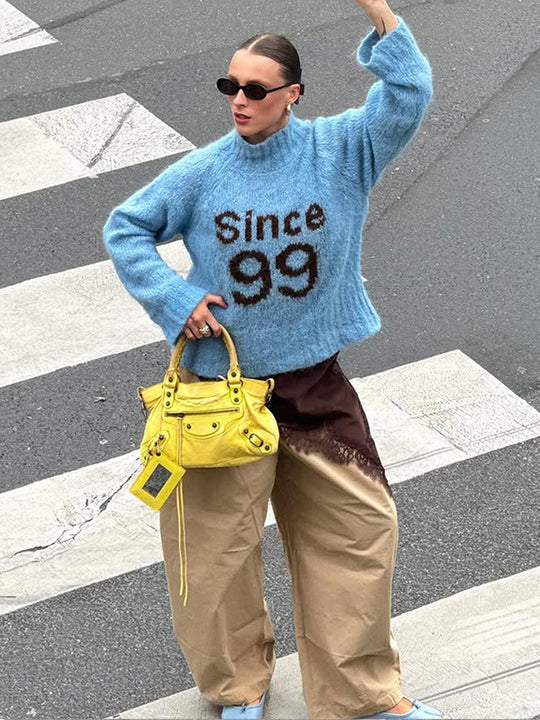 Damen Oversized Strickpullover mit hohem Kragen und einzigartigem Schriftzug R&B