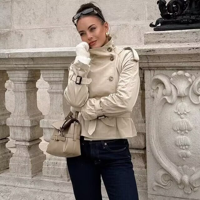 Damen modische Trenchjacke mit einzigartigen Knopfdetails und modernem Gürtel R&B