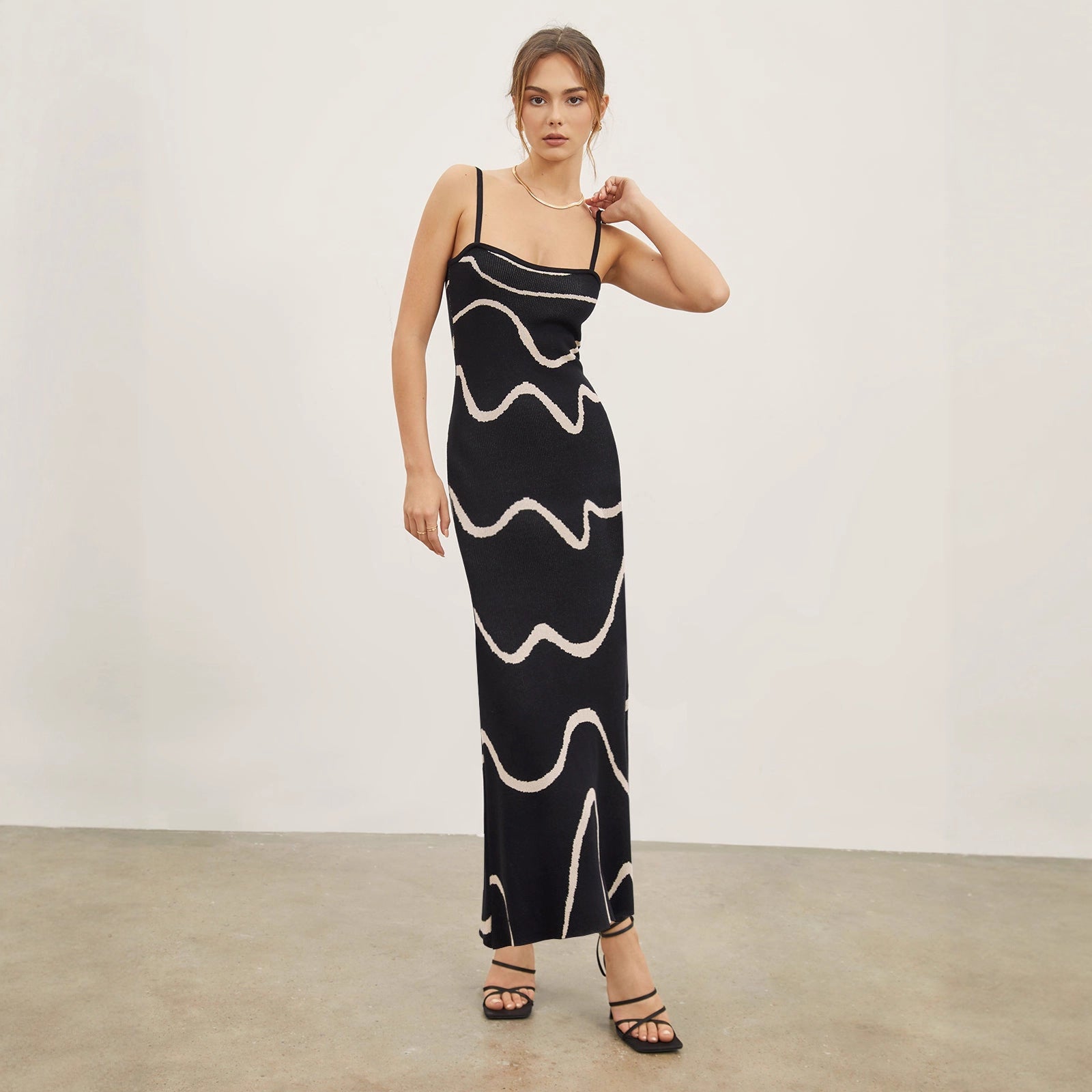 Damen Maxikleid mit modernem Wellenmuster und feinen Spaghettiträgern R&B