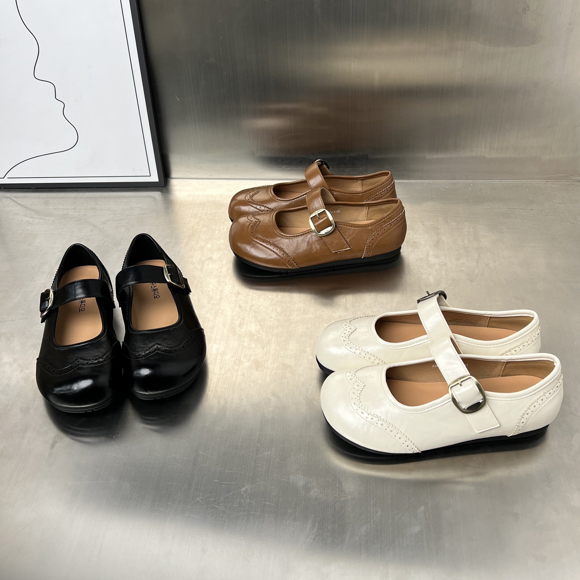 Damen elegante Slipper mit modischem Riemen und feinem Broguemuster R&B