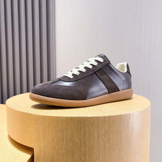 Damen modische Sneakers aus hochwertigem Wildleder mit sportlichem Akzent von R&B