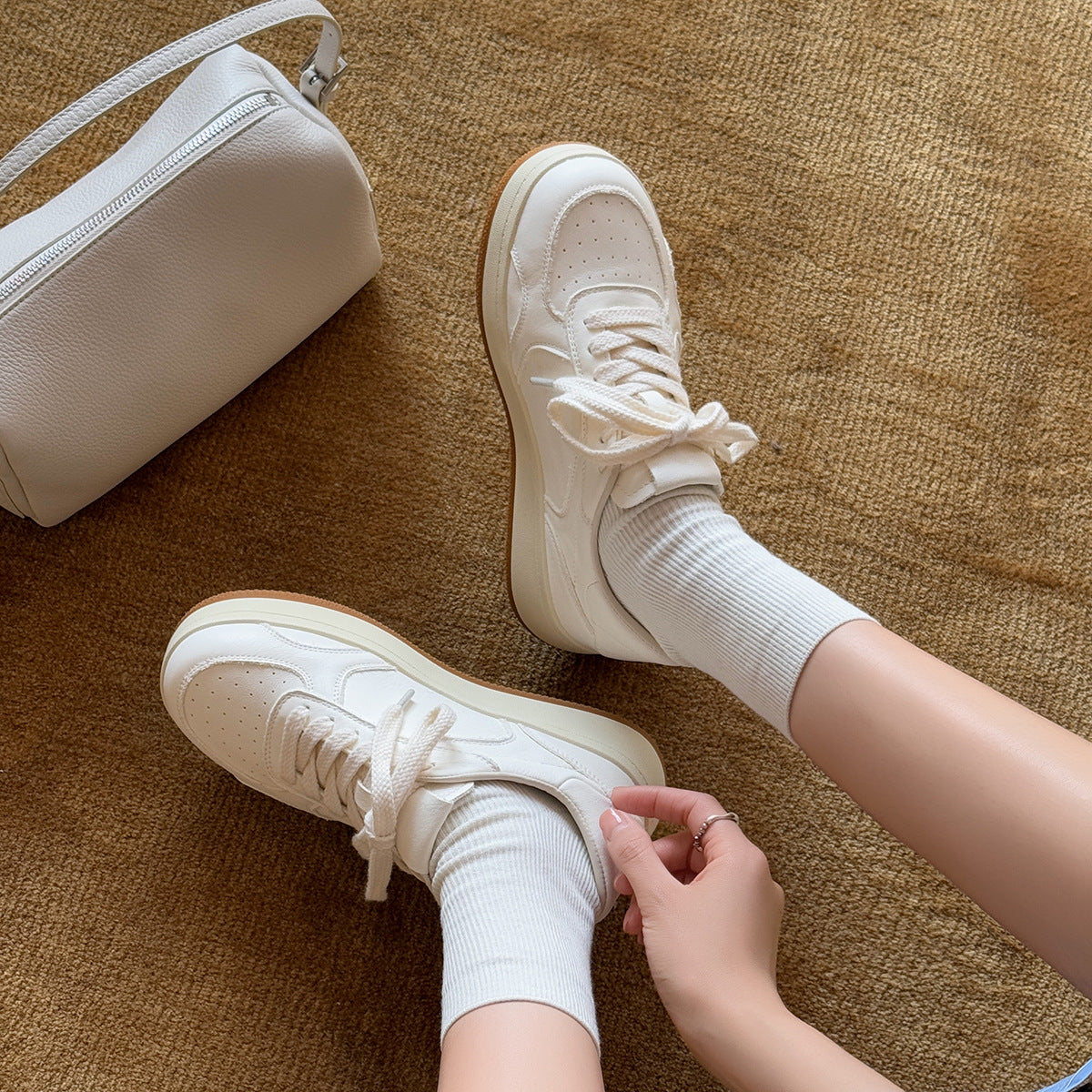 Damen Sneakers im minimalistischen Design mit atmungsaktiver Oberflächenstruktur und dämpfender Sohle