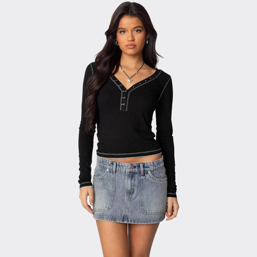 Damen Langarmshirt mit V-Ausschnitt und dekorativen Knöpfen R&B