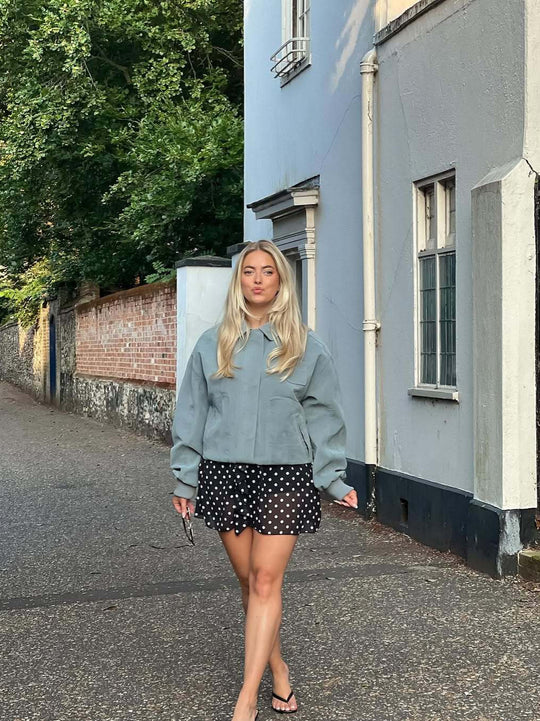 Damen Kurze Bomberjacke aus weichem Material mit einem lässigen Schnitt R&B