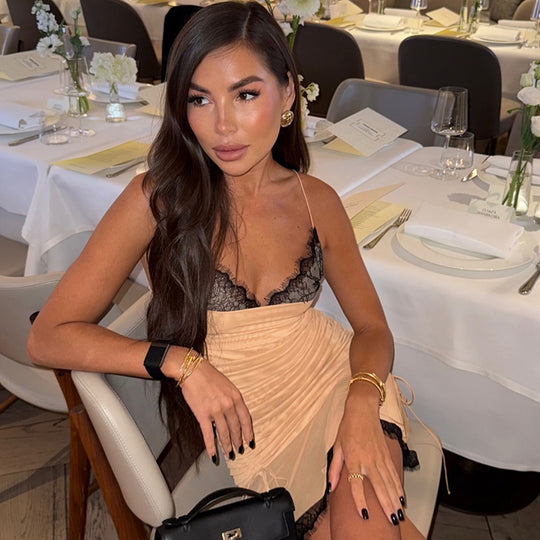 Damen Kleid mit raffiniertem Rüschendesign und eleganter Spitzenverzierung R&B