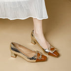 Damen elegante Pumps mit funkelndem Schmuckdetail und Absatz