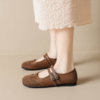 Damen Schuhwerk mit doppeltem Riemen und eleganter Perforation