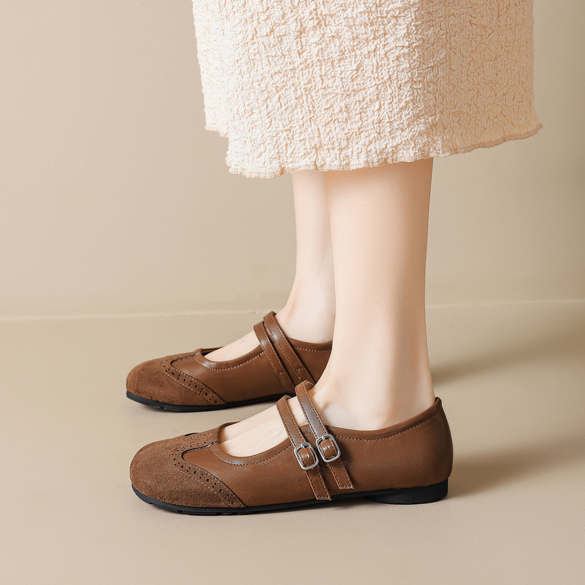 Damen Schuhwerk mit doppeltem Riemen und eleganter Perforation