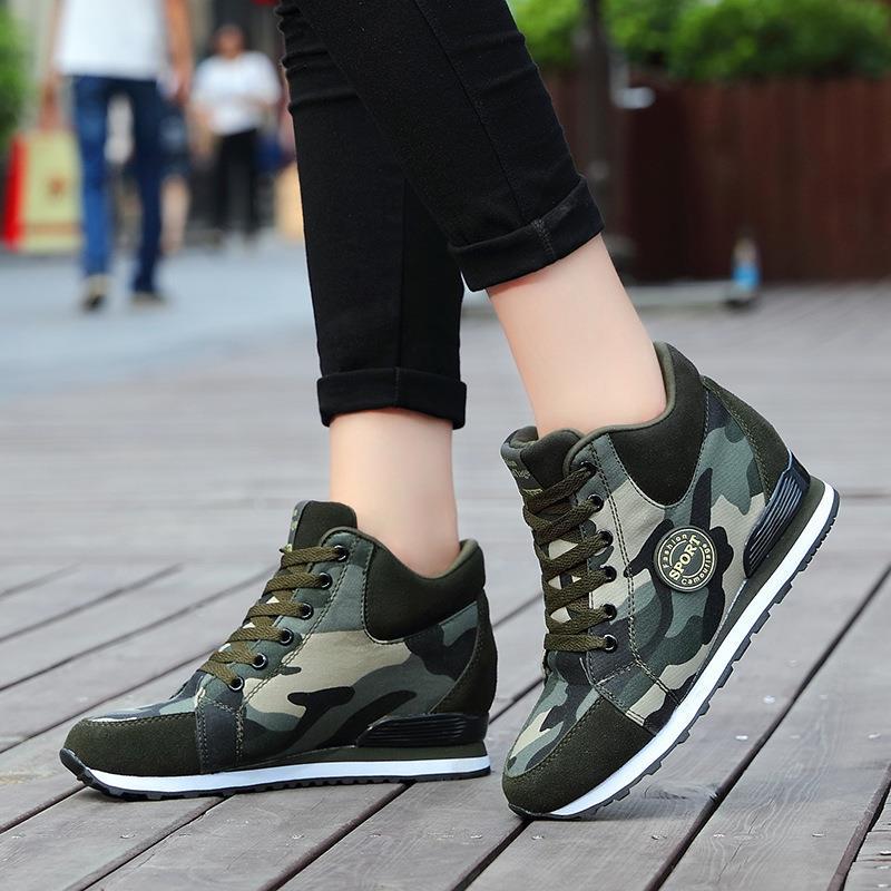 Damen Sportliche High-Top Sneakers mit Camouflage-Muster