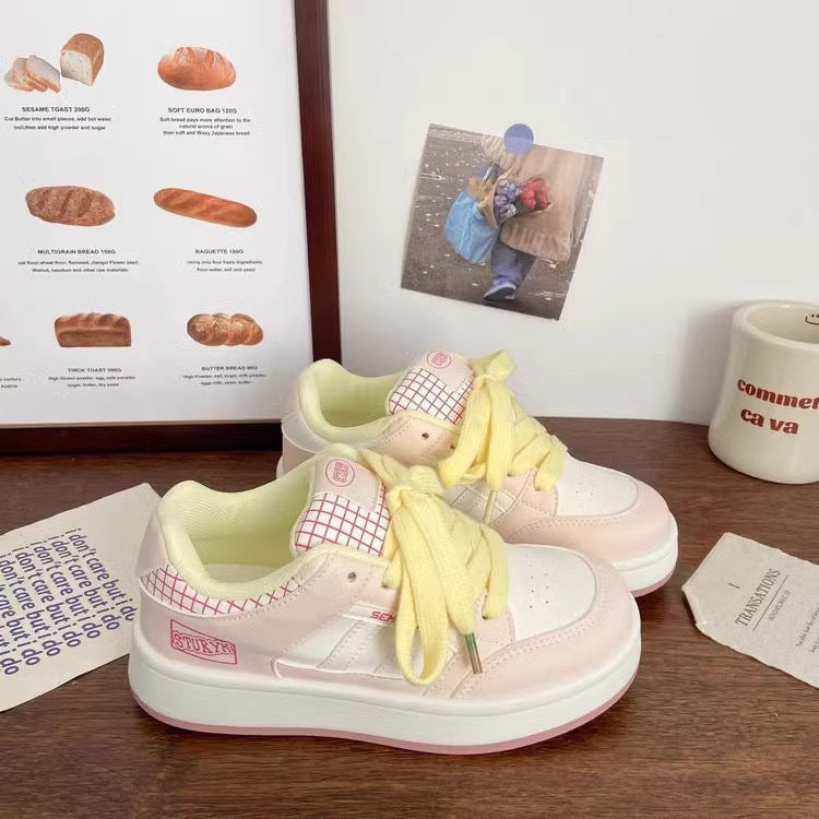 Damen Sportliche Plateau-Sneaker mit ausgeprägtem Schnürsystem und trendigem Design