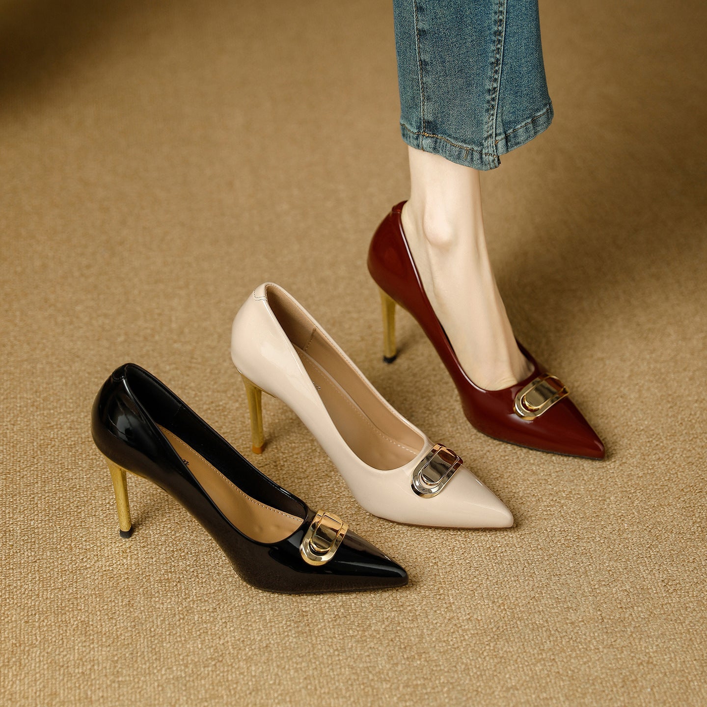 Damen stilvolle Lackpumps mit eleganter Goldschnalle