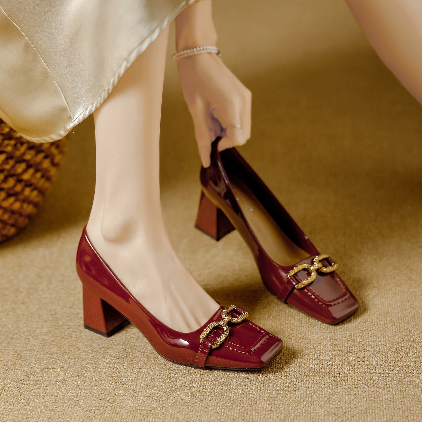 Damen elegante Blockabsatzpumps mit dekorativem Kettendesign