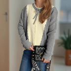 Damen Strickjacke mit kontrastierenden Mustern und dekorativen Knopfdetails R&B