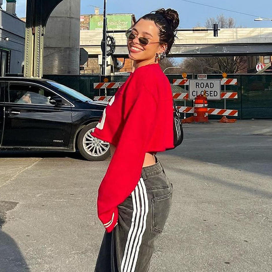Damen modisches Crop-Pullover im sportlichen Look mit auffälligem Druck R&B