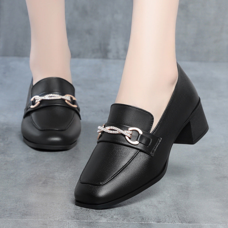 Damen elegante Mokassins mit funkelndem Schmuckdetail und komfortablem Absatz