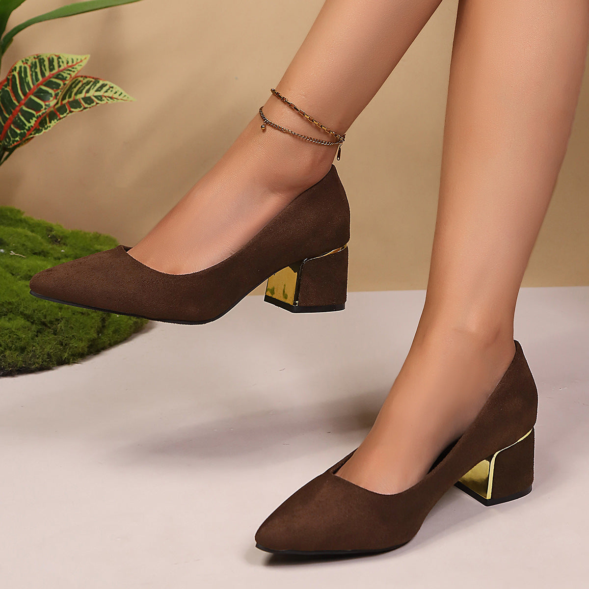 Damen dezente Pumps mit goldenem Akzent R&B