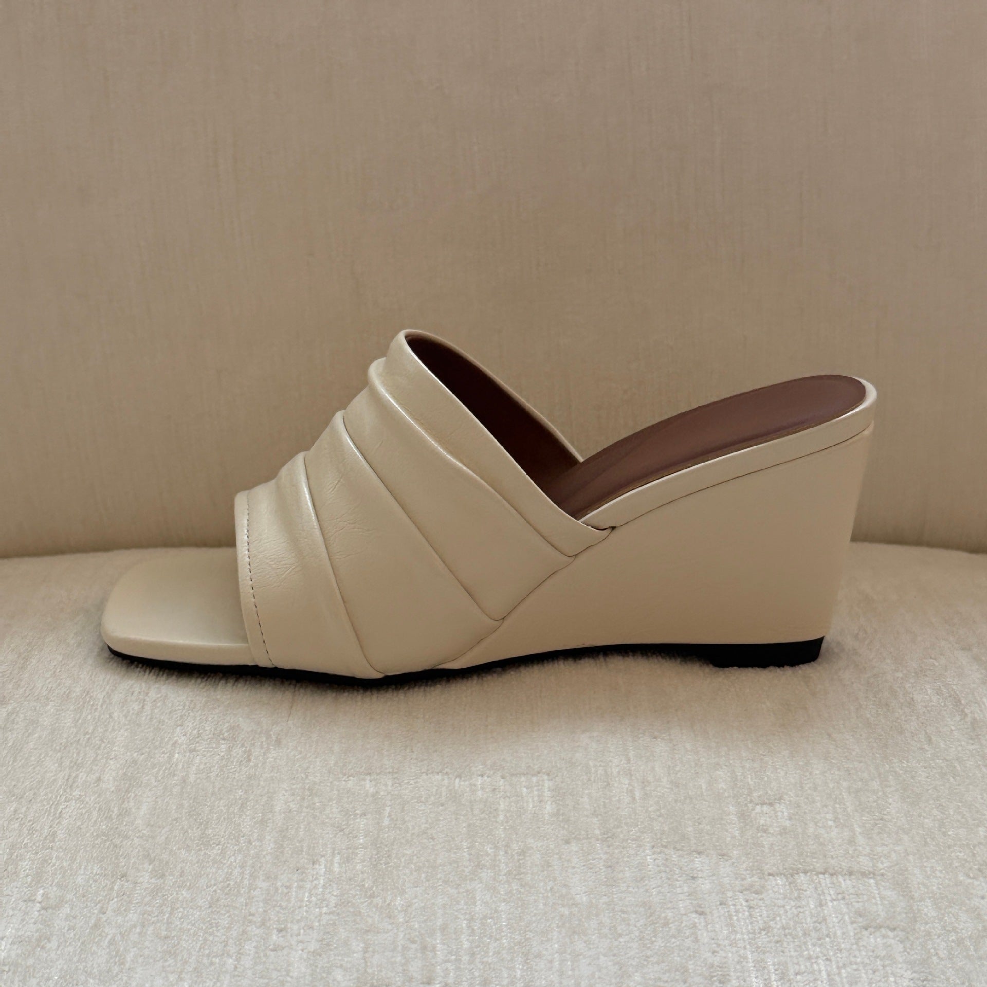 Damen Komfortable Plateau-Sandalen mit geschlossenen Zehen und elegantem Riemen