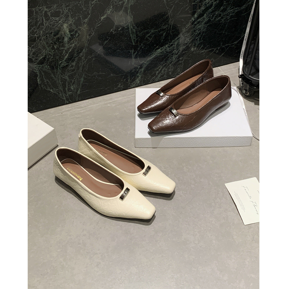 Damen spitze Ballerinas mit modischem Schnallenakzent und komfortablem Fußbett