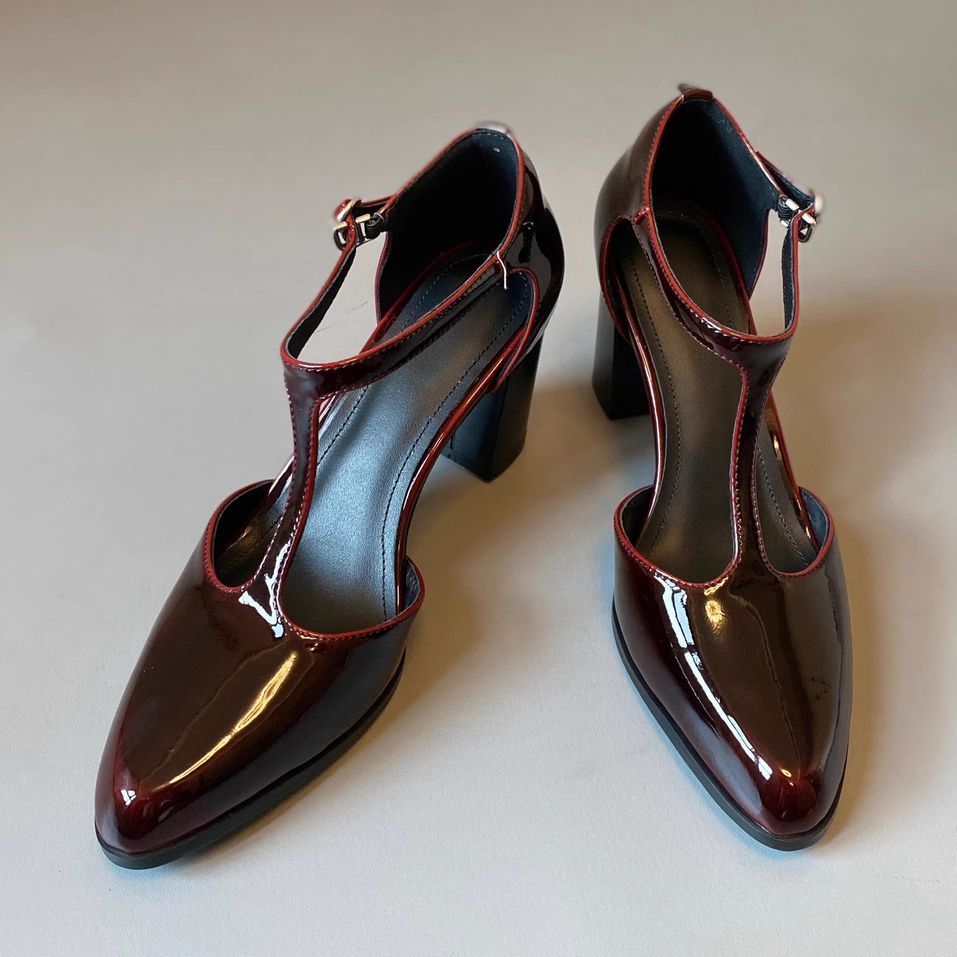 Damen elegante Plateau-Pumps mit modischem Riemchen und stilvollem Glanz R&B