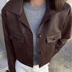 Damen Modische Kunstlederjacke mit cropped Schnitt und funktionellen Taschen R&B