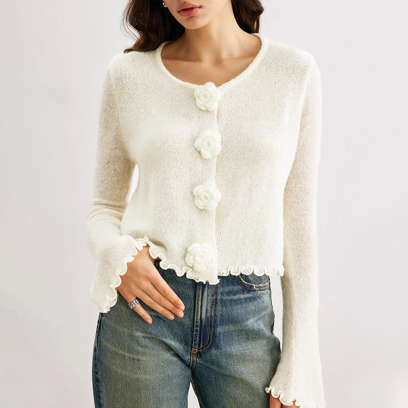 Damen kurze Strickjacke mit dekorativem Blumenknopf