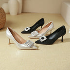 Damen elegante spitze Absatzpumps mit glamourösem Schmuckdetail