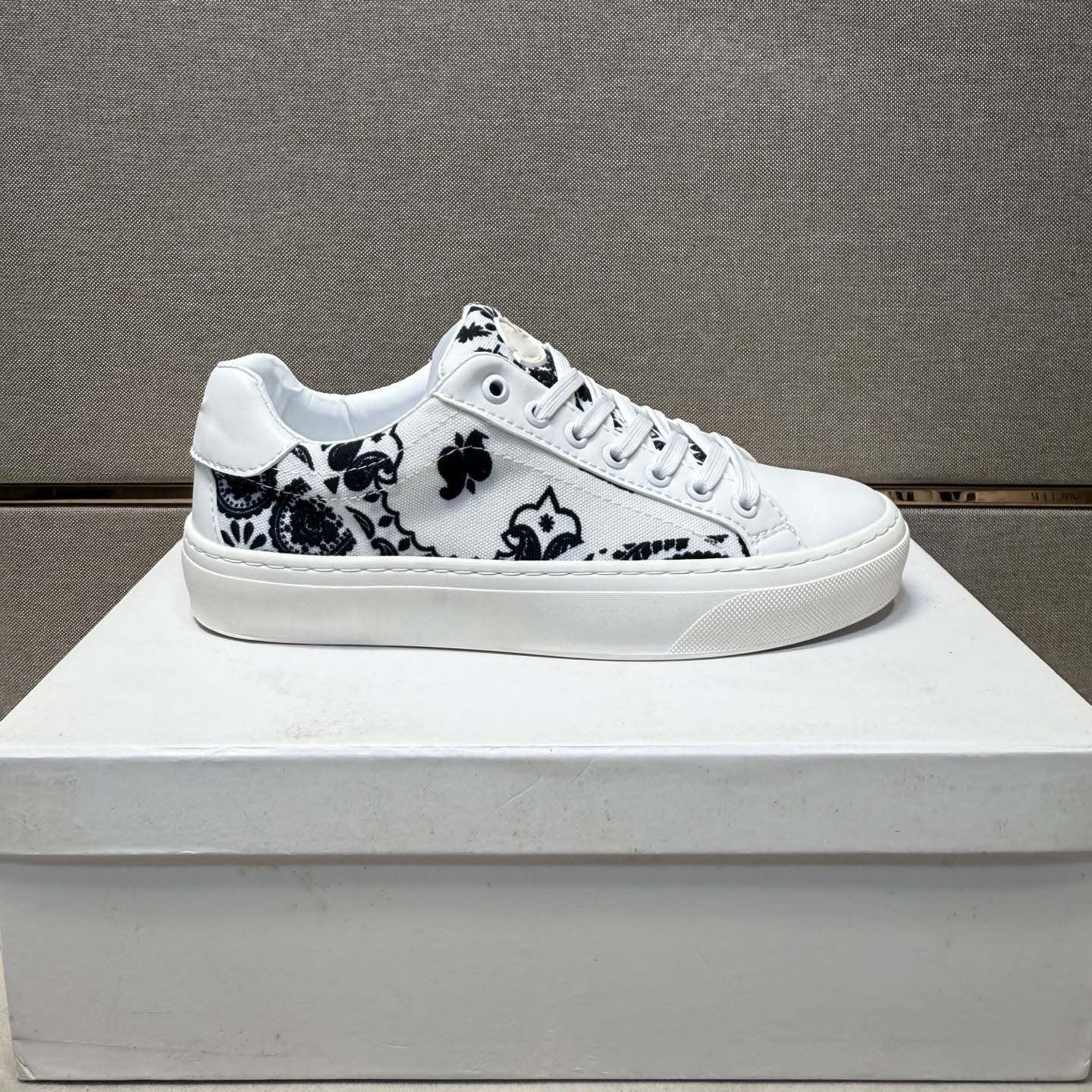 Damen Sneakers mit einzigartigem floralen Muster und komfortabler Gummisohle R&B