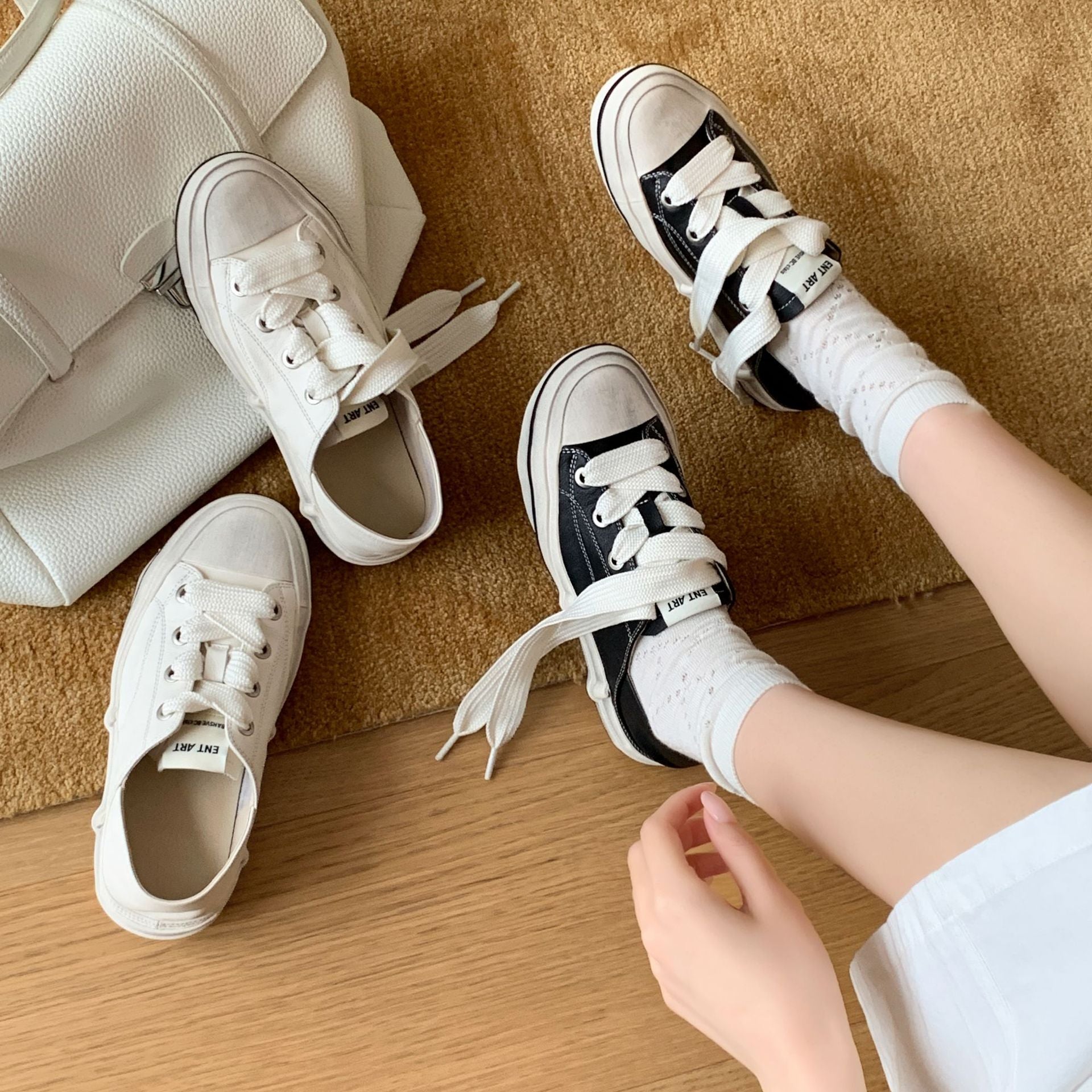 Damen Sneakers im klassischen Retro-Design mit trendigen Schnürdetails und bequemer Sohle