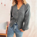 Damen leichte Strickjacke mit tiefem V-Ausschnitt und dekorativen Knöpfen R&B