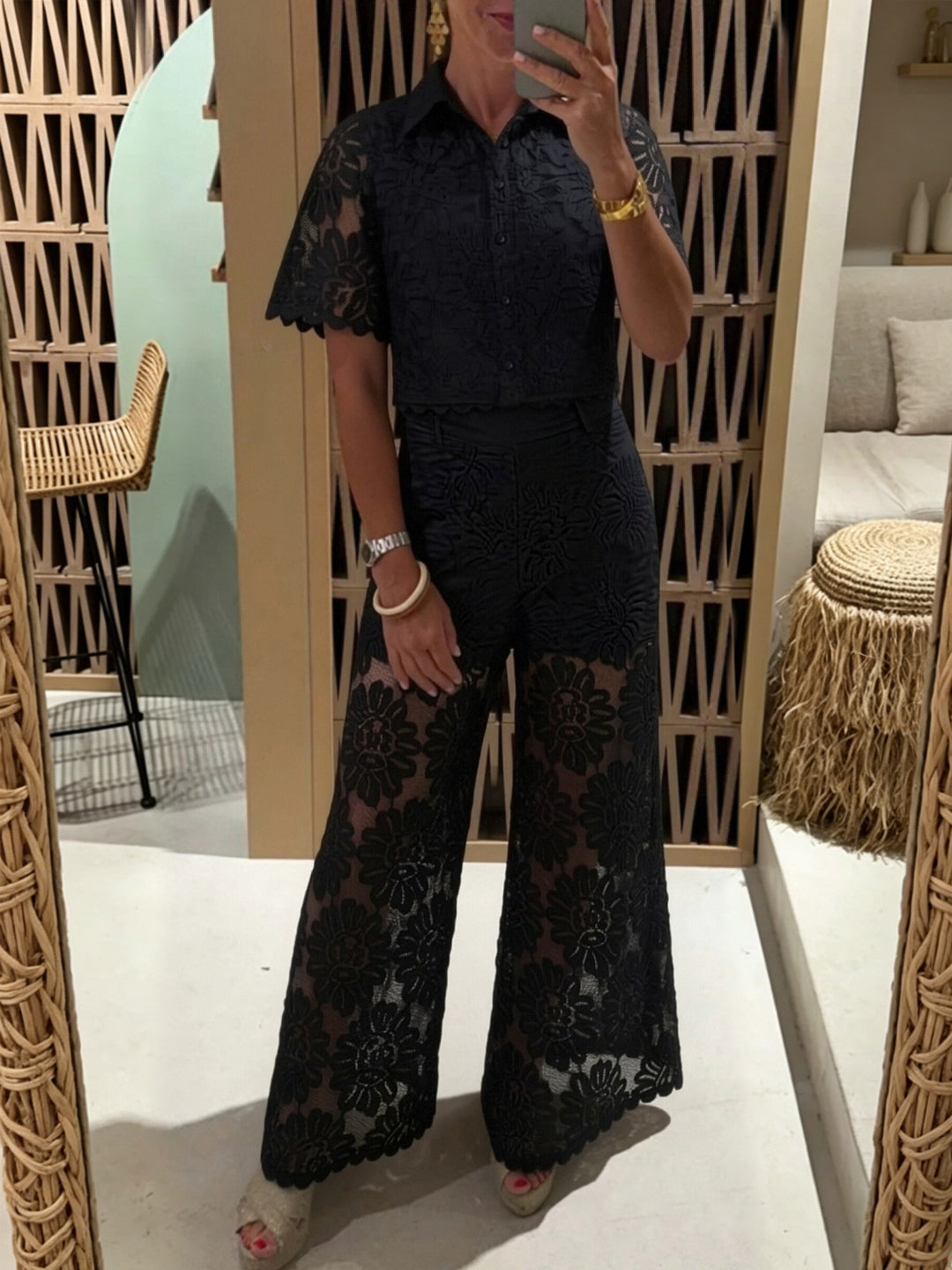 Damen nan elegante Spitzenkombination mit kurzärmeliger Hemdbluse, Muschelsaum und taillierter Palazzohose mit Bindegürtel R&B