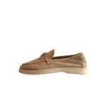 Damen Mokassins aus weichem Veloursleder mit elegantem Design und dekorativem Riemen
