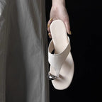 Damen Zehentrenner mit modischem Riemendesign und eleganter Metallverzierung R&B